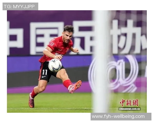 红衣足球明星究竟是谁他在赛场上的表现引发了怎样的关注与热议